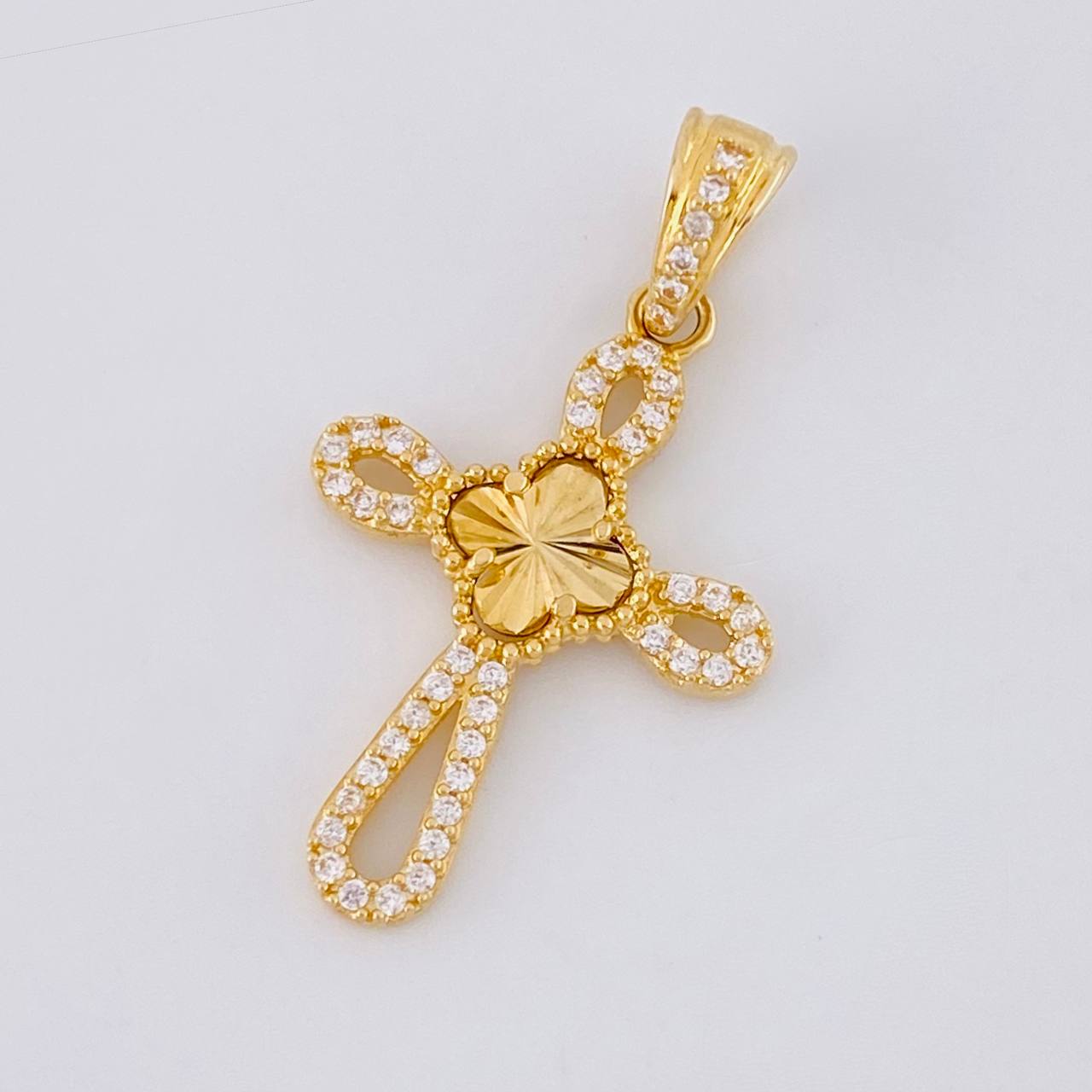 Dije Cruz Trébol Diamantado 1.8g / 1 1/4 in Oro Amarillo 18K