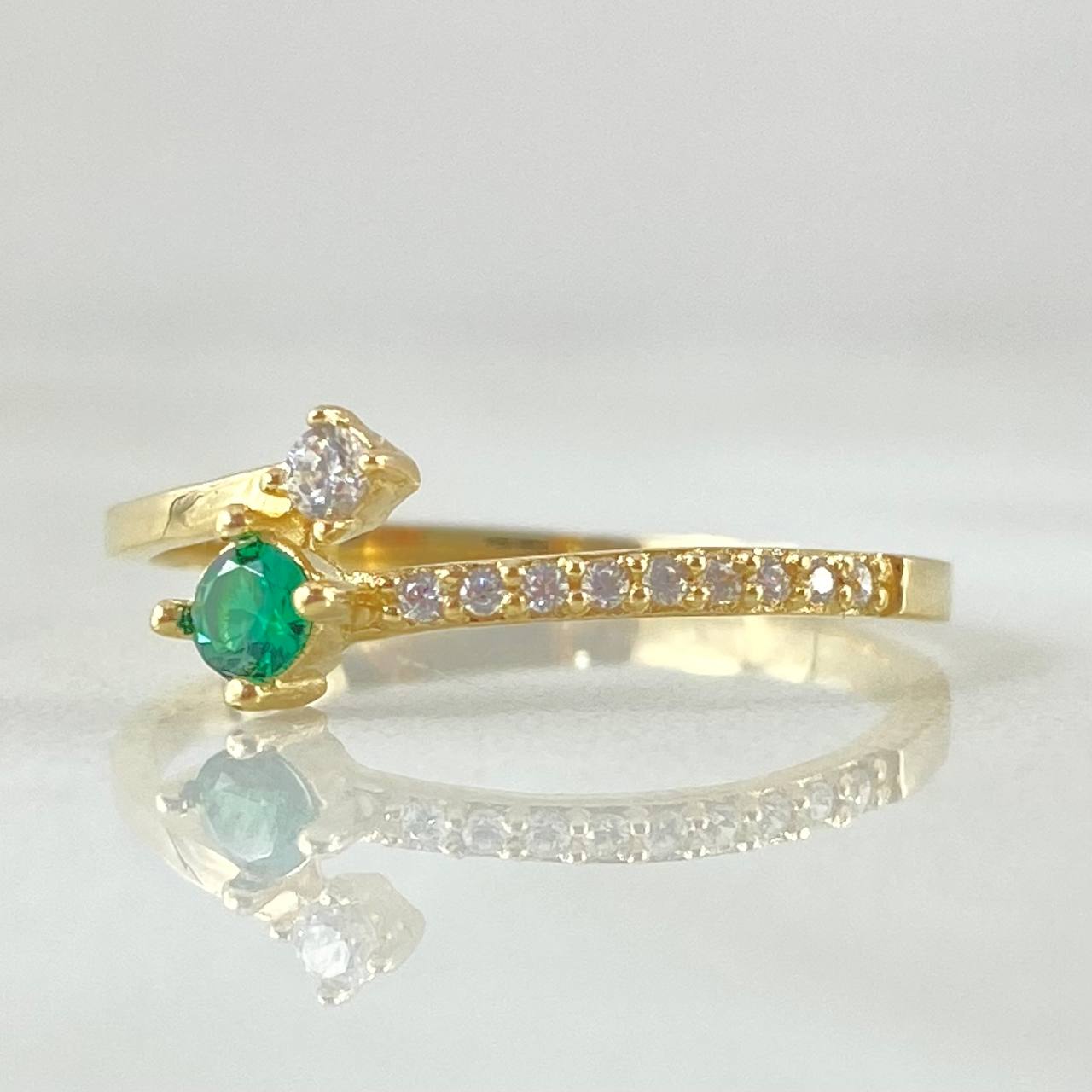 Embraced Star Ring 1.5gr / Size 7 / 18K Gold