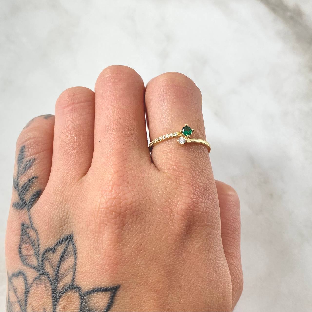 Embraced Star Ring 1.5gr / Size 7 / 18K Gold