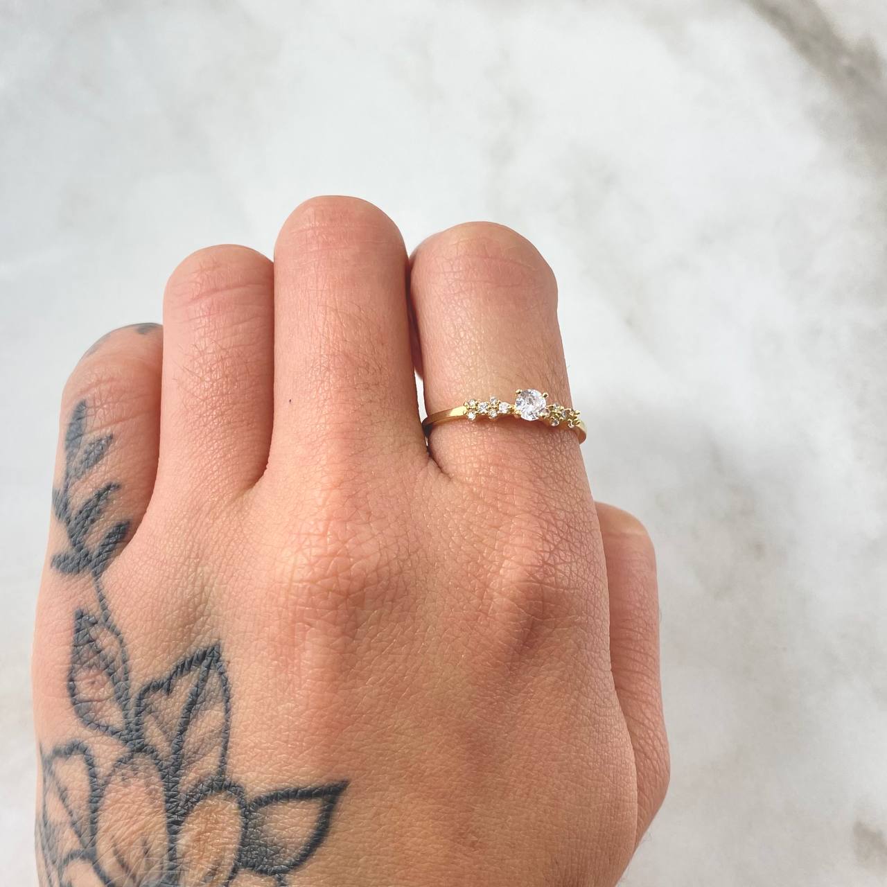 Solitaire Ring Four Sparks 1.6gr / Size 7 1/2 / 18K Gold