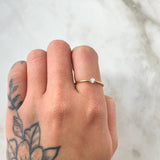 Smooth Petit Solitaire Ring 1.1gr / Size 6 / 18K Gold