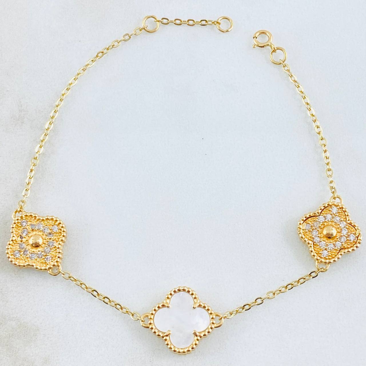 Pulso Trebol Nacar Blanco Diamantado Circones Blancos 6.85gr / 7 1/4 in / Oro Amarillo Nac.Esp. 18K