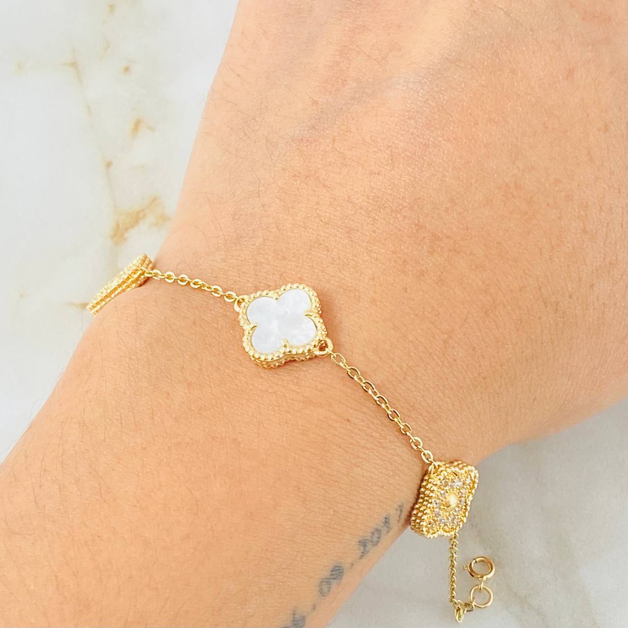 Pulso Trebol Nacar Blanco Diamantado Circones Blancos 6.85gr / 7 1/4 in / Oro Amarillo Nac.Esp. 18K