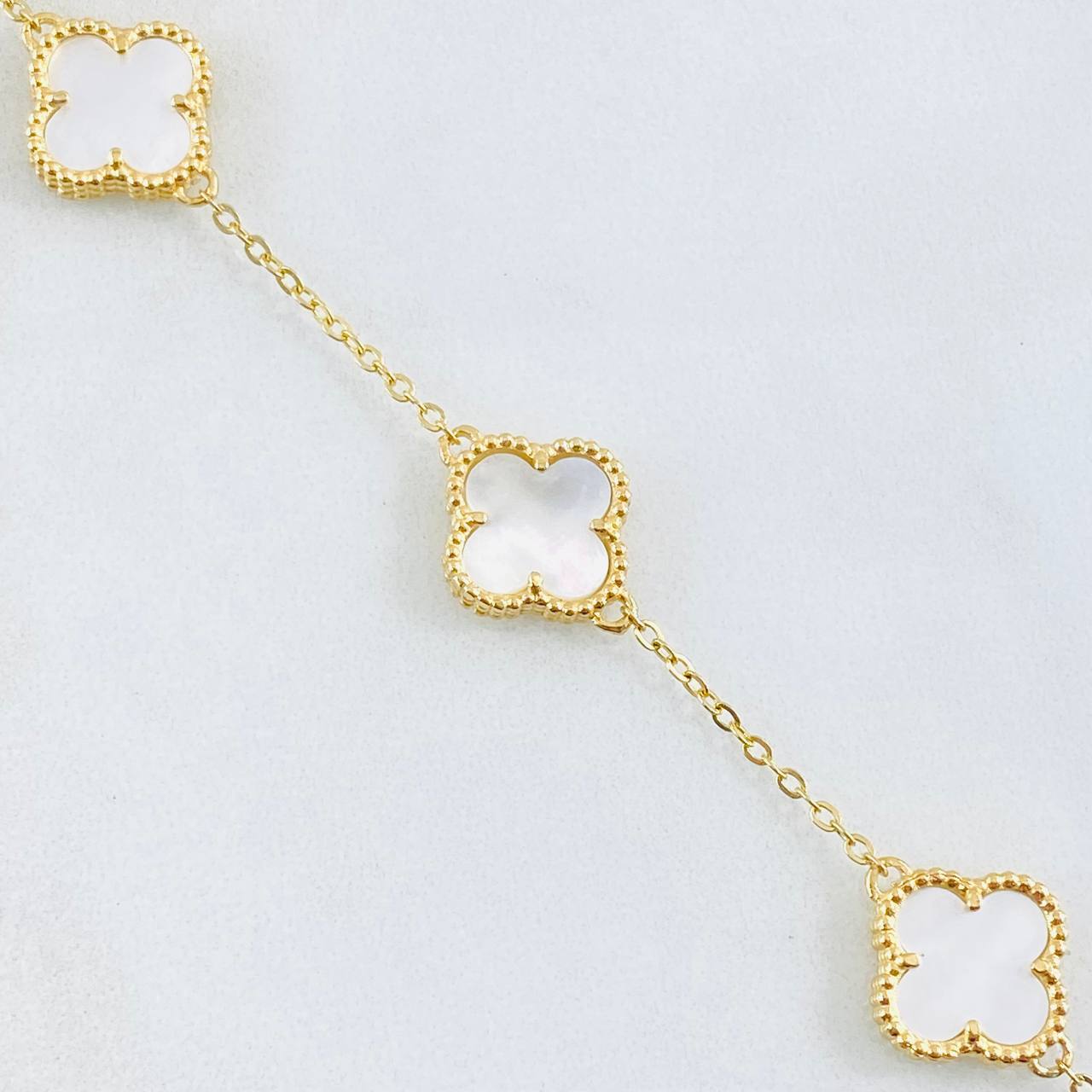 Pulso Trebol Nacar Blanco 5.45gr / 7 1/4 in / Oro Amarillo Nac.Esp. 18K
