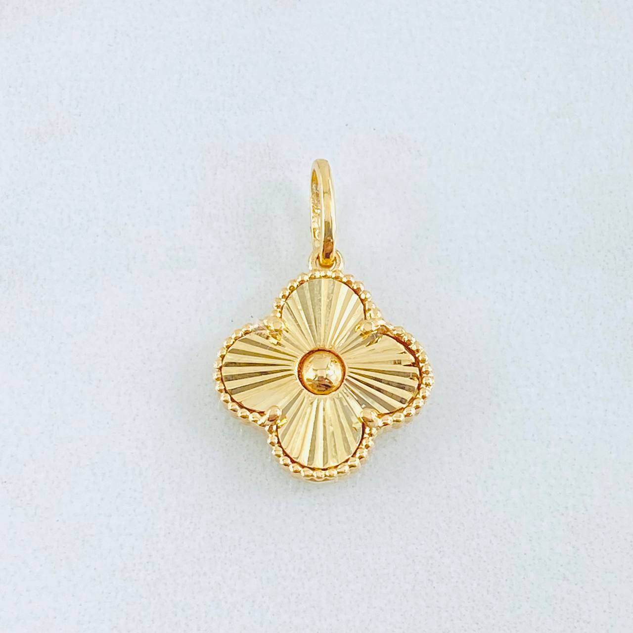 Dije Trebol Diamantado 2.15gr / Oro Amarillo Nac.Esp. 18K ©