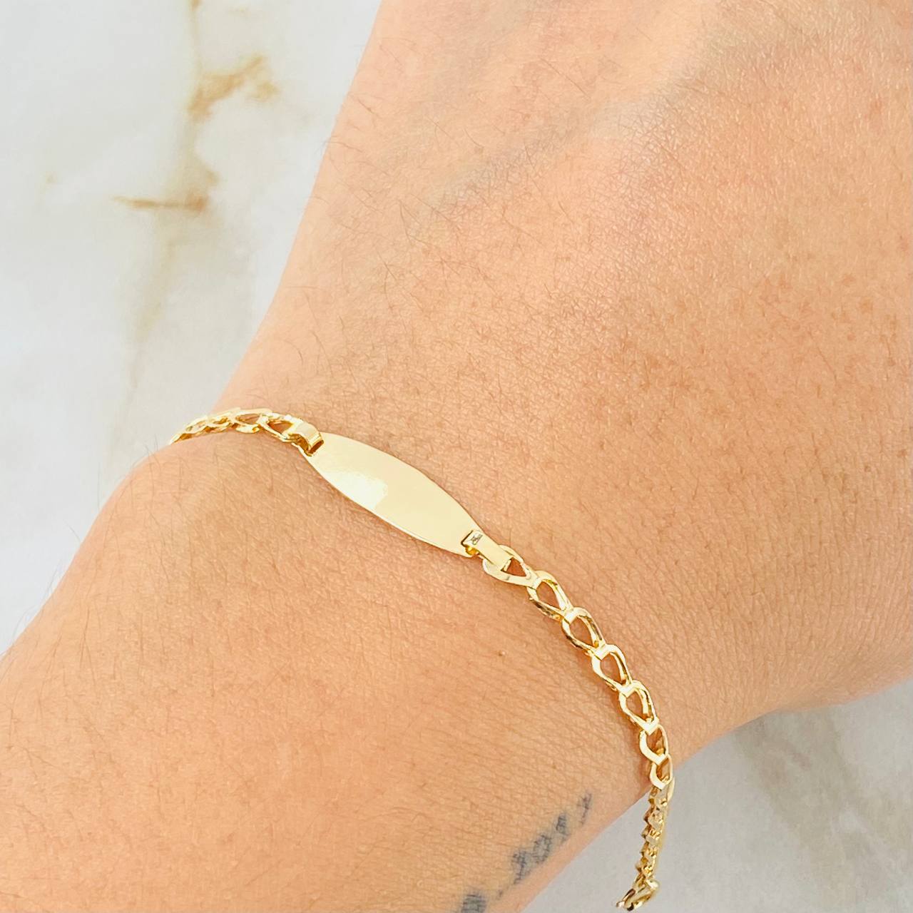 Pulso Bebé Espiga Placa Ovalada 1gr / 5 in / Oro Amarillo 18K
