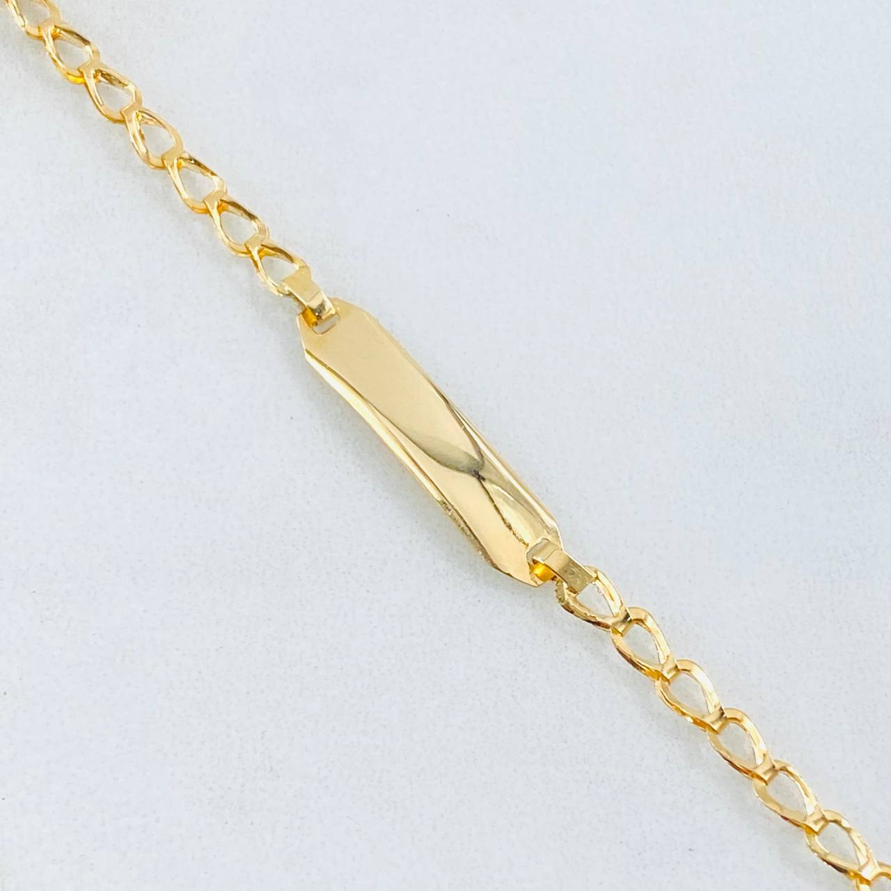Pulso Bebé Espiga Placa Rectangular 1.15gr / 5 1/2 in / Oro Amarillo 18K