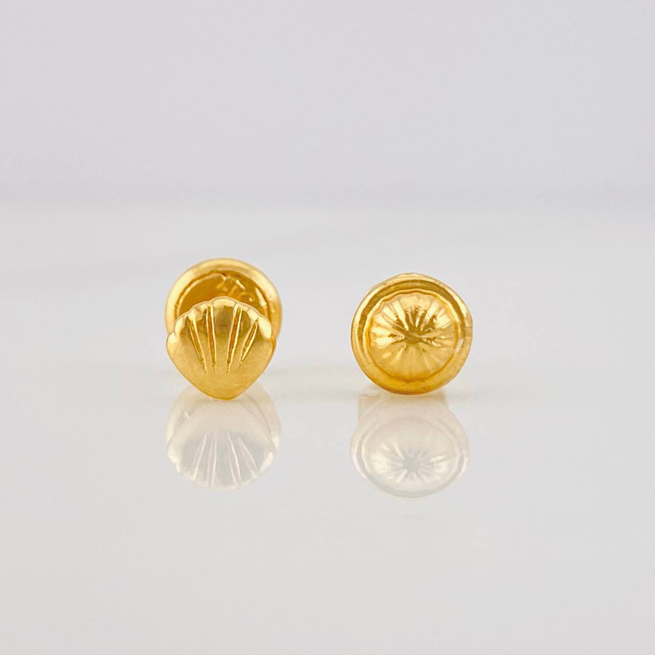 Stud Earrings Shell 0.8g / in / 4.5mm Yellow Gold 18K