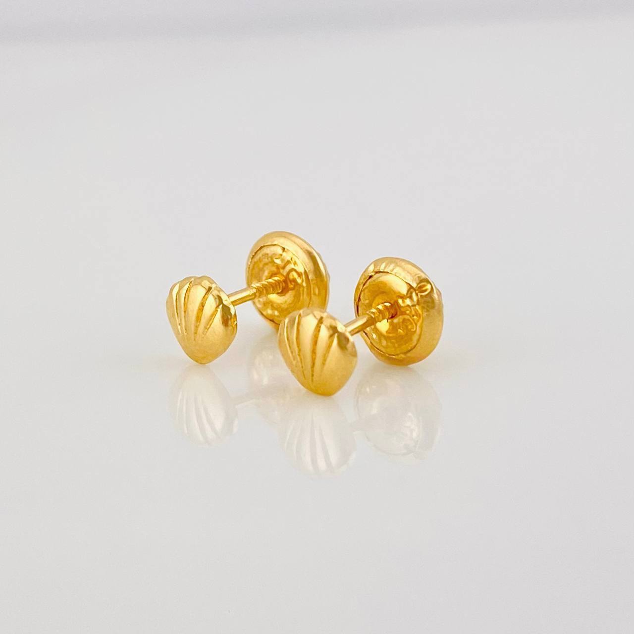 Stud Earrings Shell 0.75g / in / 4.6mm Yellow Gold 18K