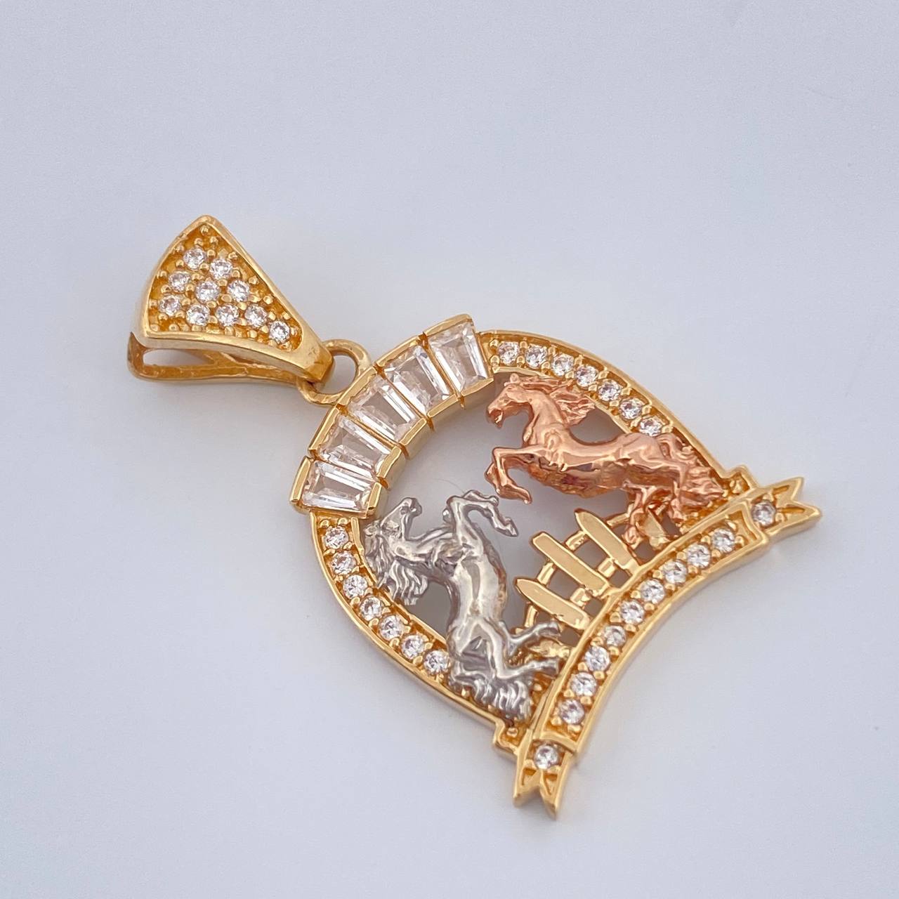 Pendant Horse Horseshoe 3.25gr / 1 in / Three Golds 18K %