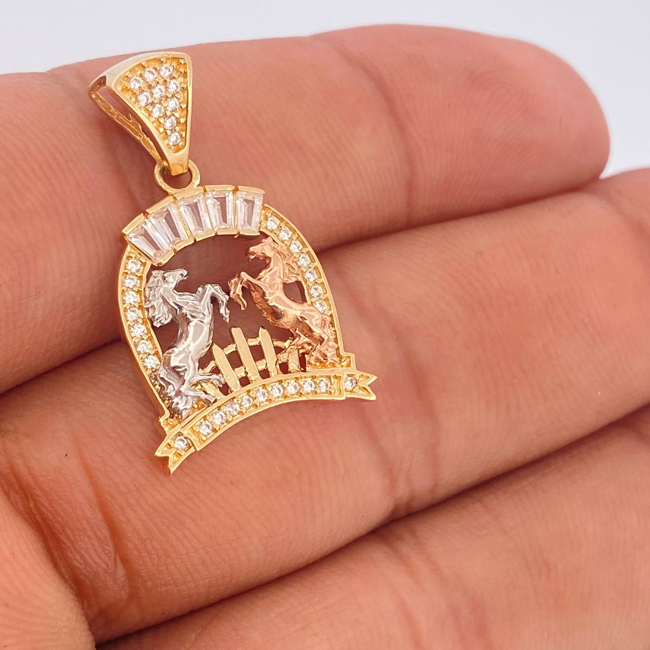 Pendant Horse Horseshoe 3.25gr / 1 in / Three Golds 18K %