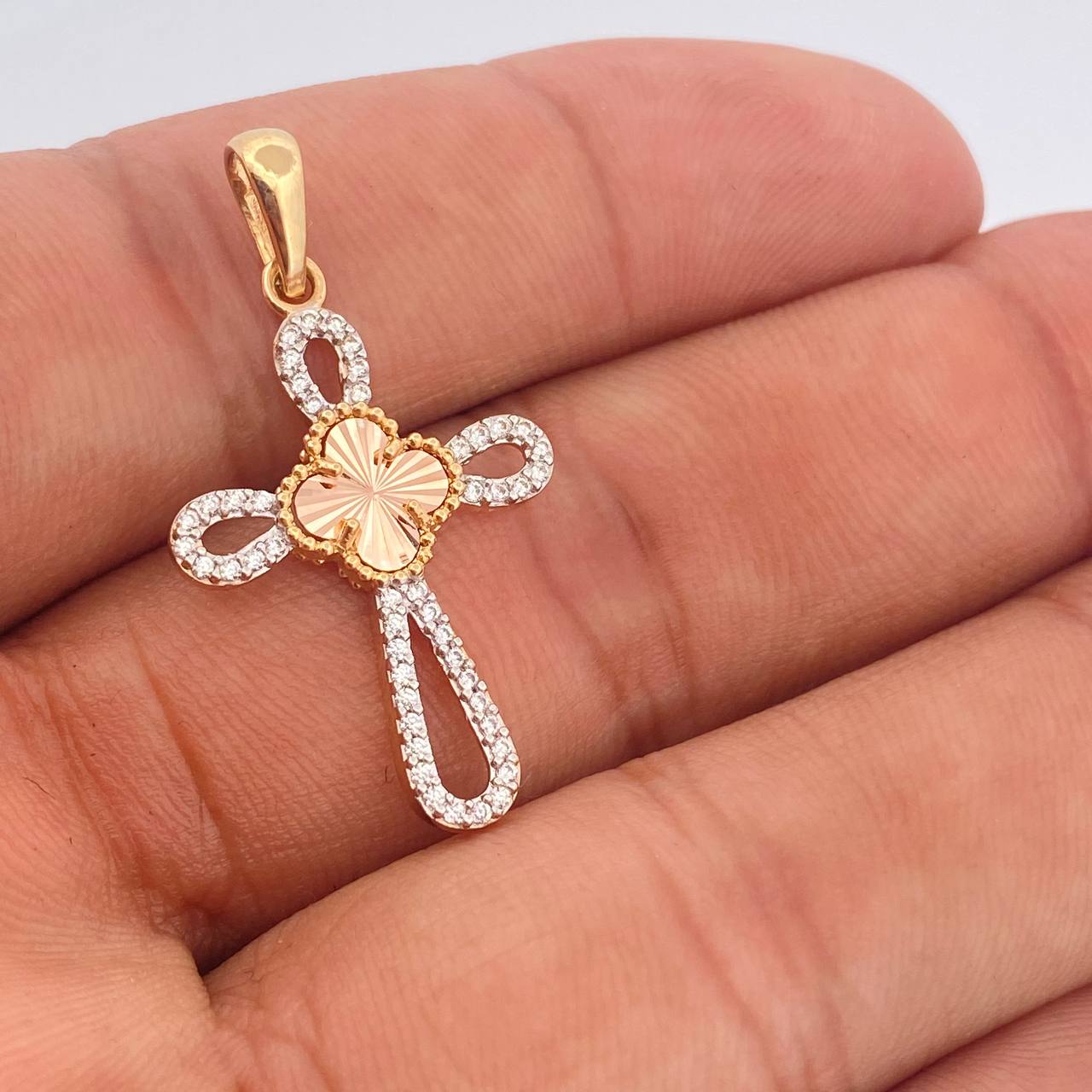 Dije Cruz Trebol 2.25gr / 1 1/2 in / Tres Oros 18K %