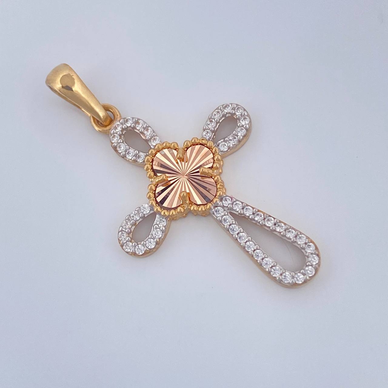 Dije Cruz Trebol 2.25gr / 1 1/2 in / Tres Oros 18K %