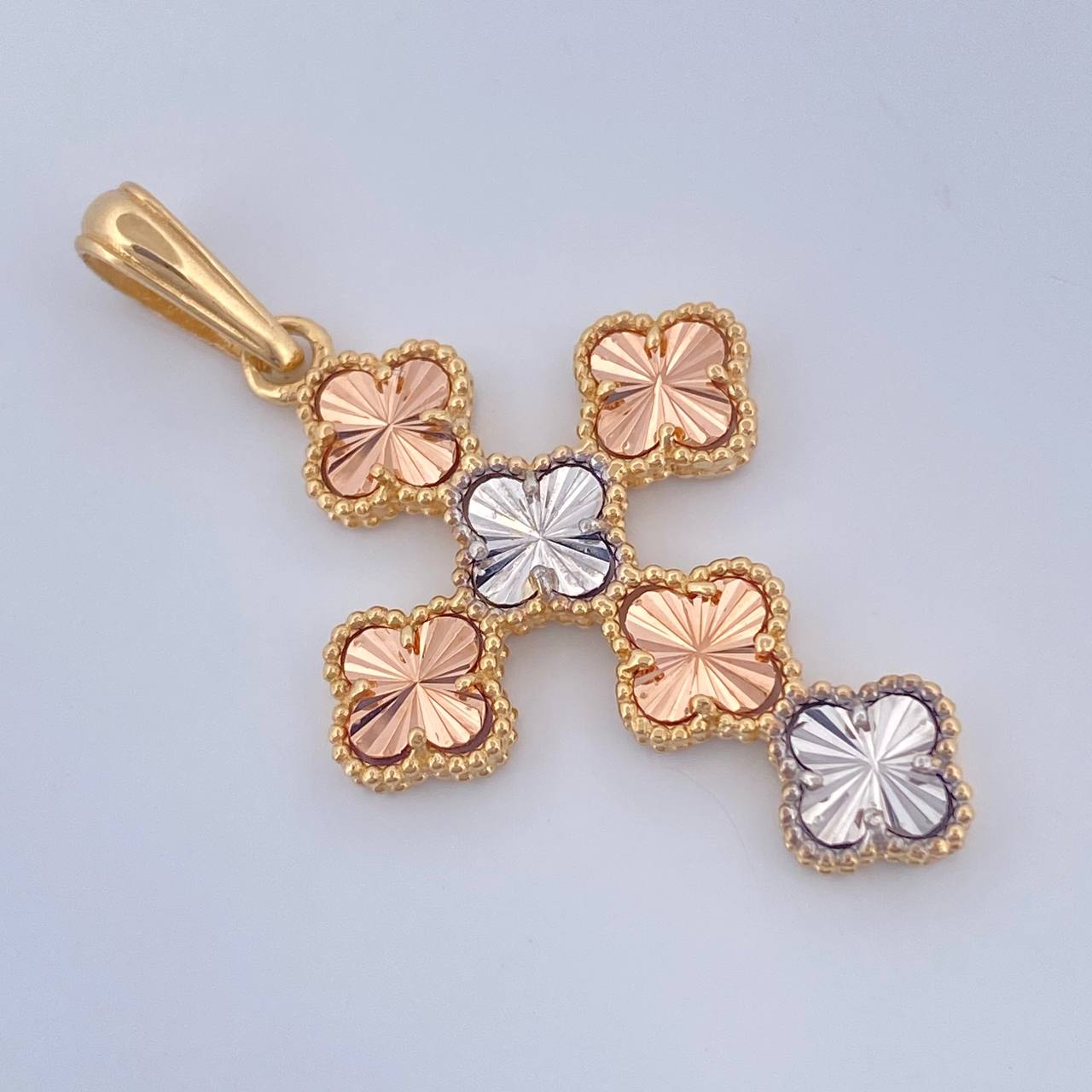 Dije Cruz Trebol 4.35gr / 1 3/4 in / Tres Oros 18K %