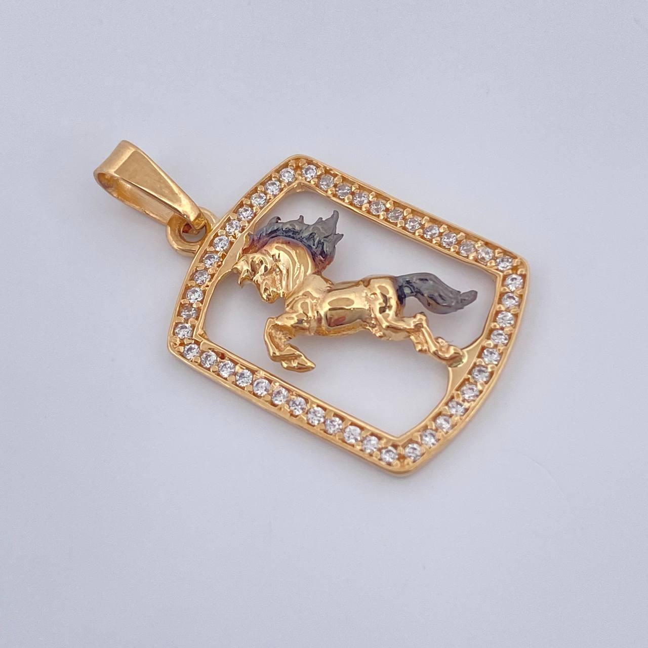 Dije Caballo 1.9gr / 1 in / Dos Oros Negro Amarillo 18K %