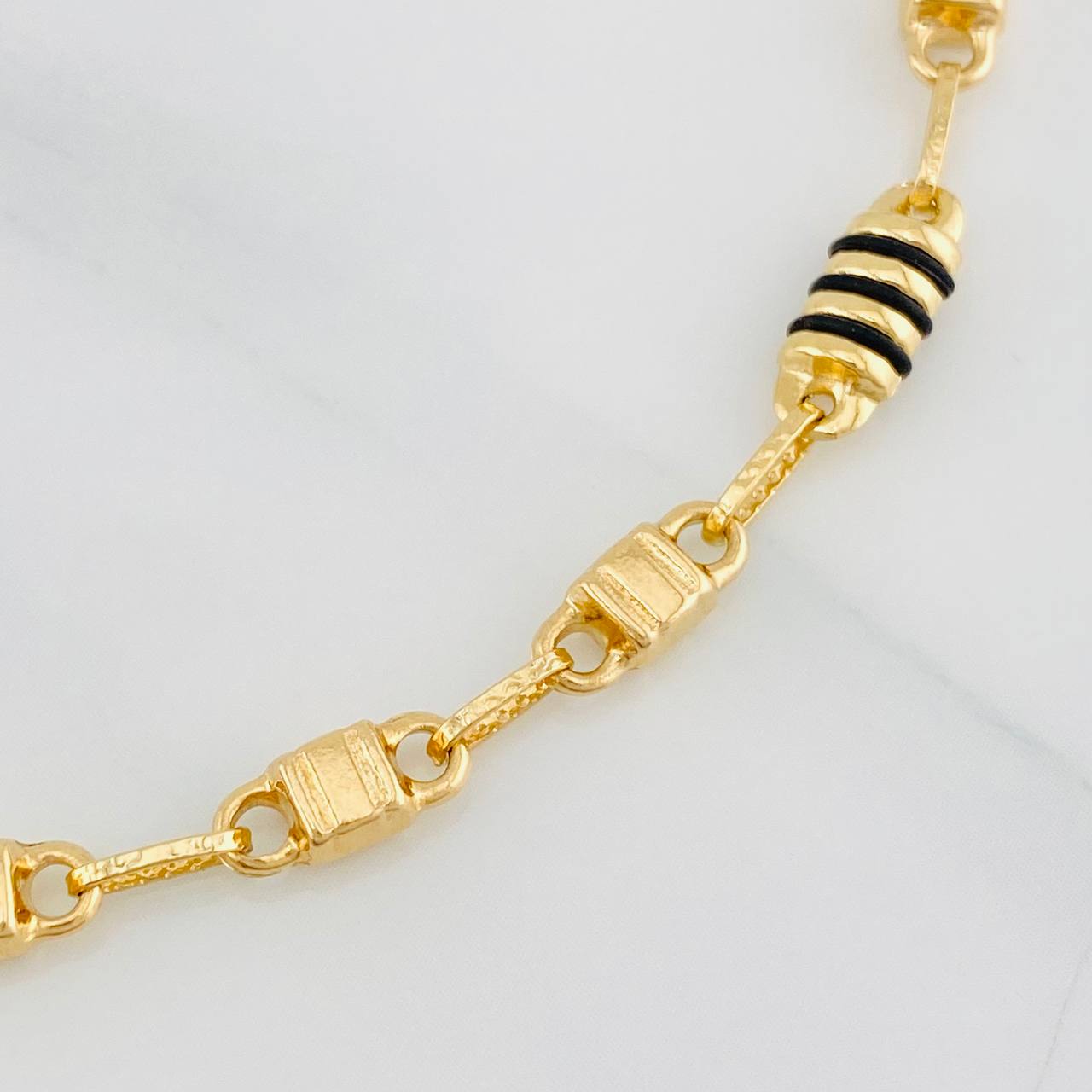 Pulso Rustico Barril 5.8g / 8 1/2 in / 5.1mm Oro Amarillo 18K