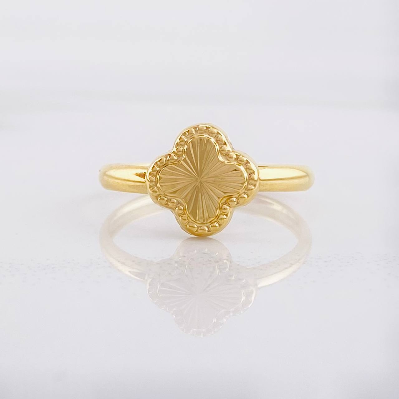 Anillo Trébol Diamantado 1.05g / T8 1/4 Oro Amarillo 18K