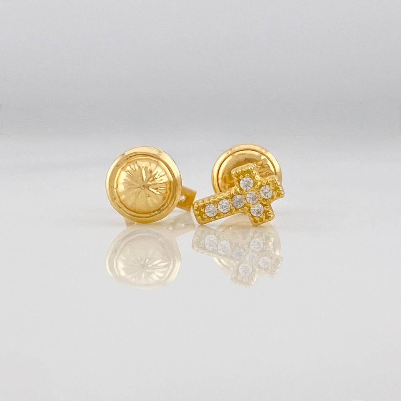 Stud Earrings Cross 0.75g / in / 7mm Yellow Gold 18K