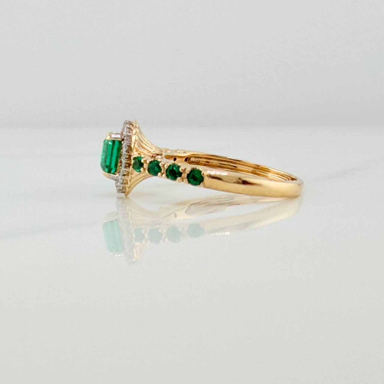 Rectangle Emeralds Ring 66 pts Diamonds 0.09 pts 3.25gr / T5 3/4 / Two Yellow White Golds 18K %