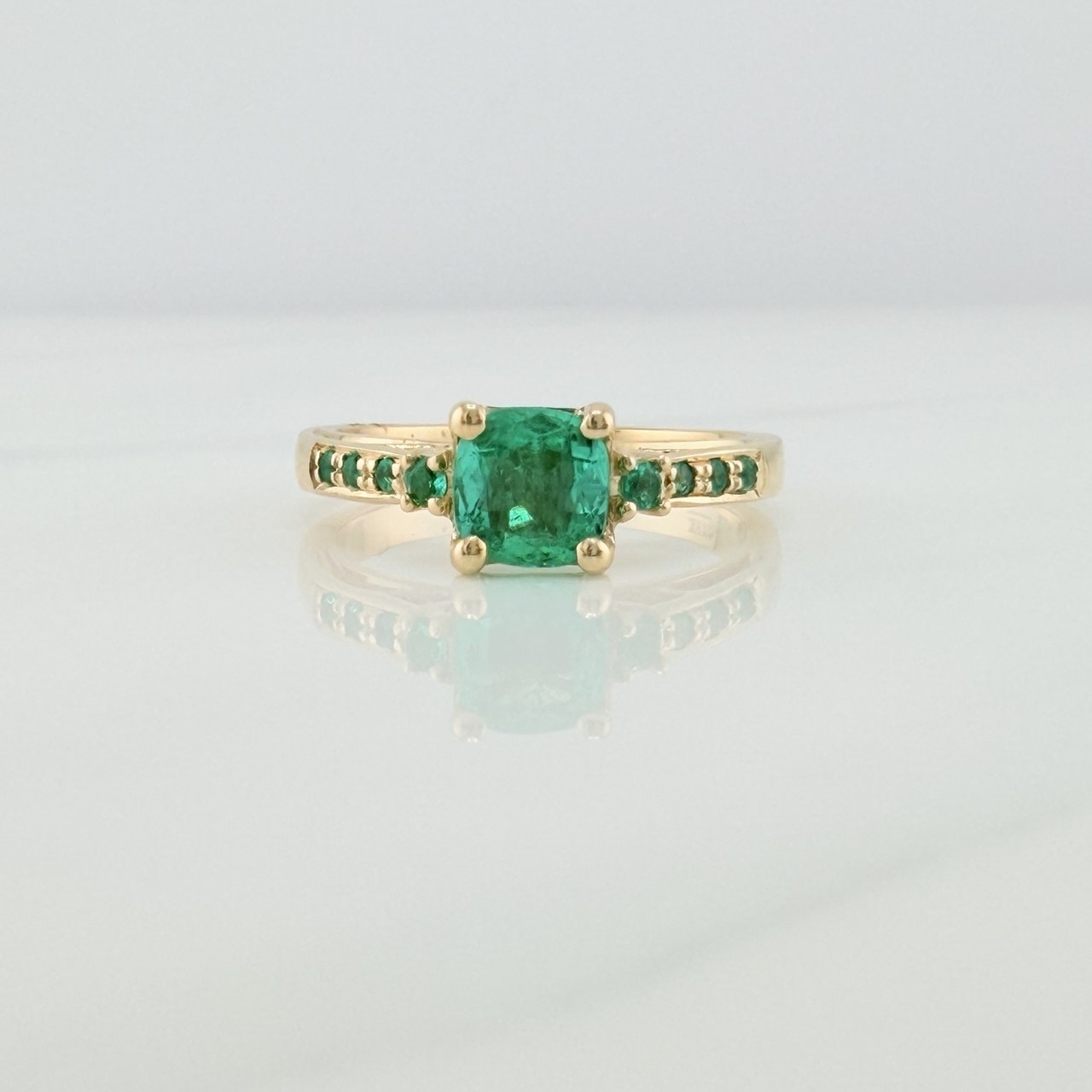 Anillo Cuadrado Esmeraldas 82 pts 4.3gr / T7 / Oro Amarillo 18K %