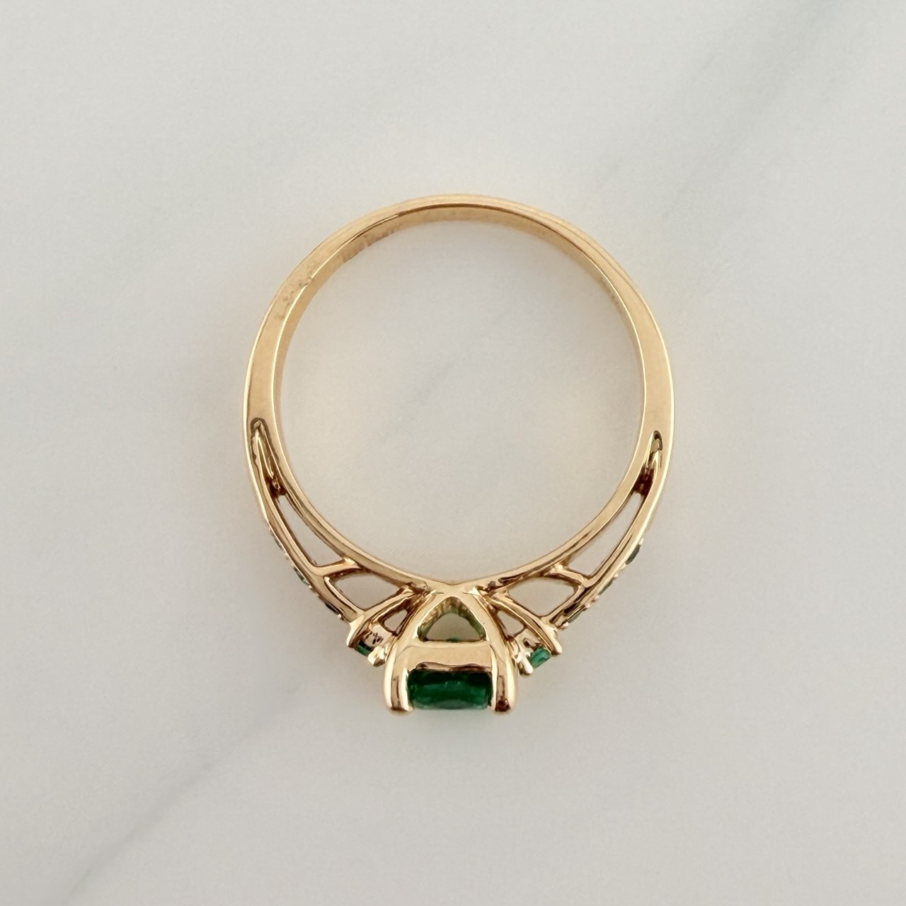 Anillo Cuadrado Esmeraldas 82 pts 4.3gr / T7 / Oro Amarillo 18K %