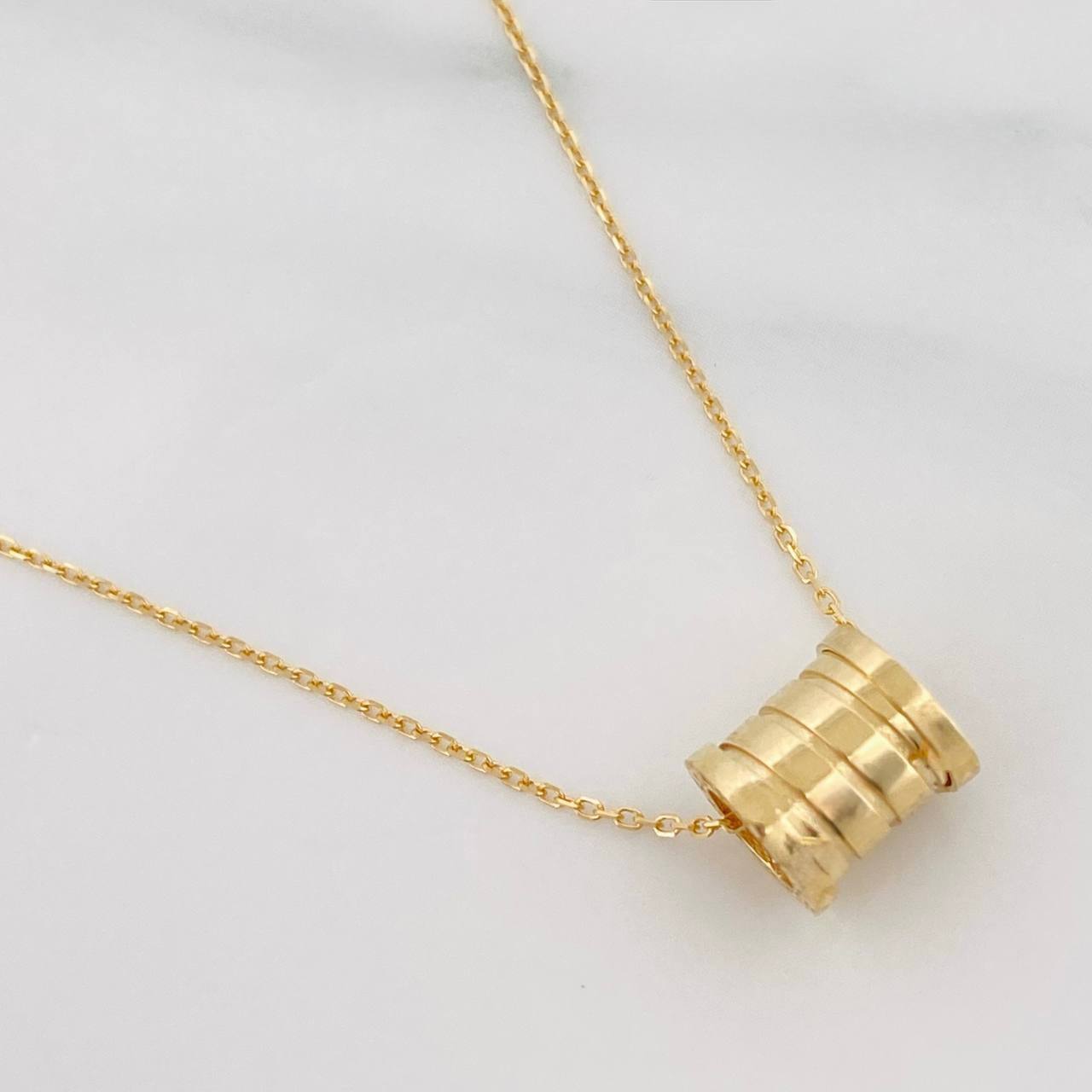 Set Cadena Aro Seguido + Dije Bv / 3.1g / 17 3/4 in Oro Amarillo 18K