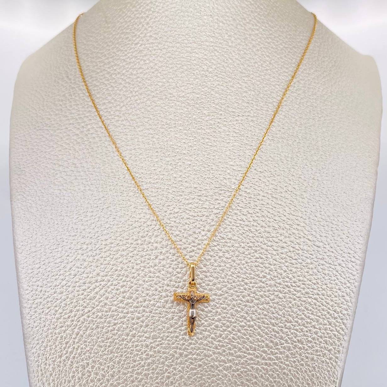 Classic Link Chain + Pendant Cross Christ / 2.3g / 17 3/4 in Three Golds 18K