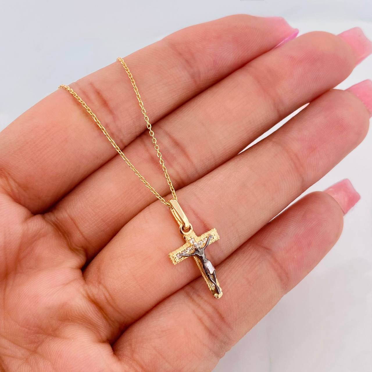 Classic Link Chain + Pendant Cross Christ / 2.3g / 17 3/4 in Three Golds 18K