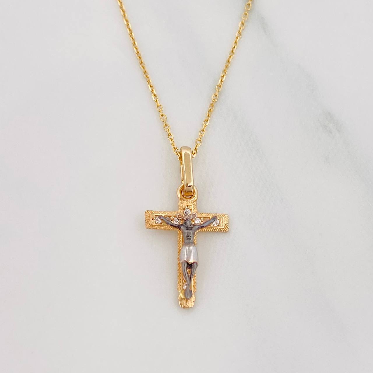 Classic Link Chain + Pendant Cross Christ / 2.3g / 17 3/4 in Three Golds 18K
