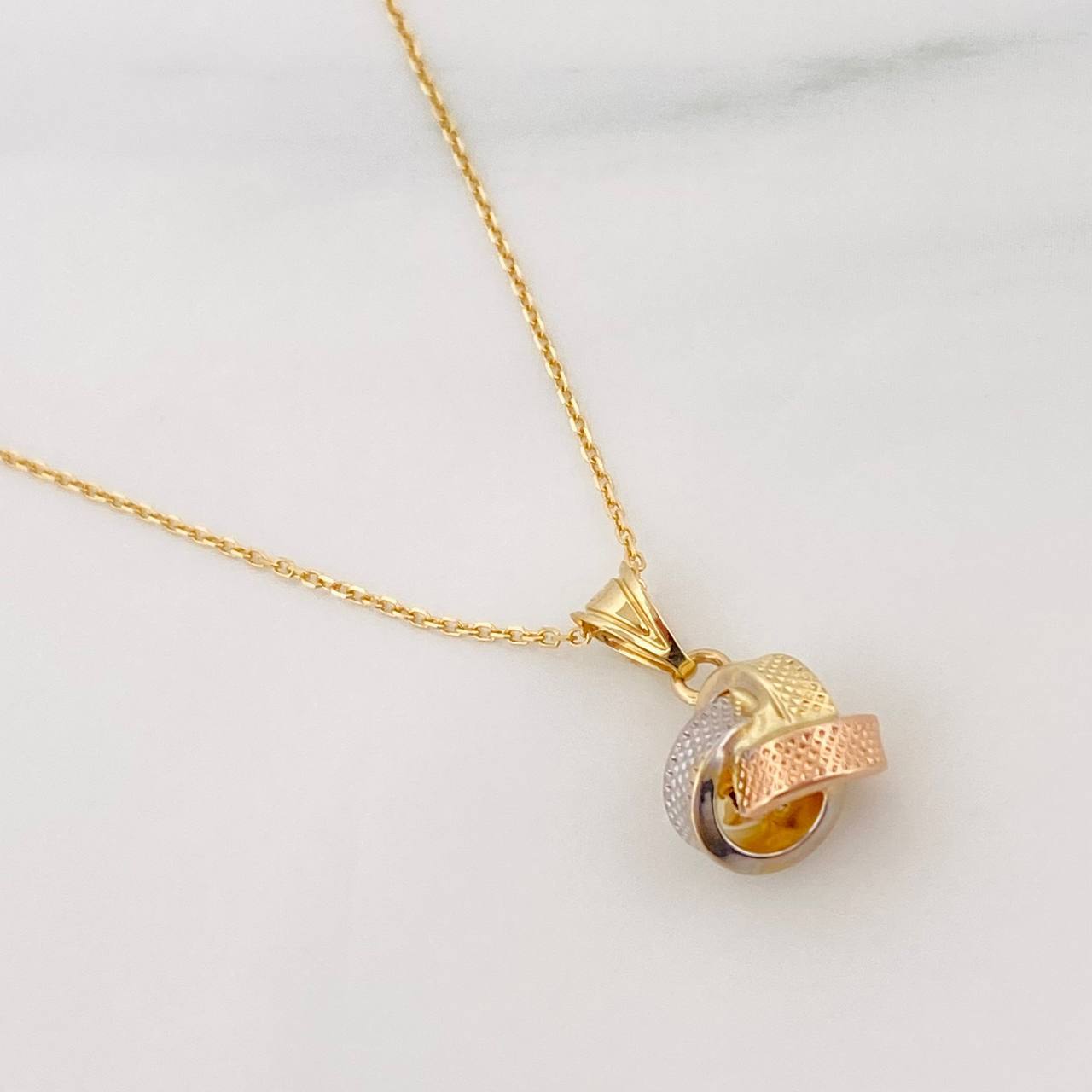 Classic Link Chain + Knot Pendant / 1.75g / 17 3/4 in Three Golds 18K