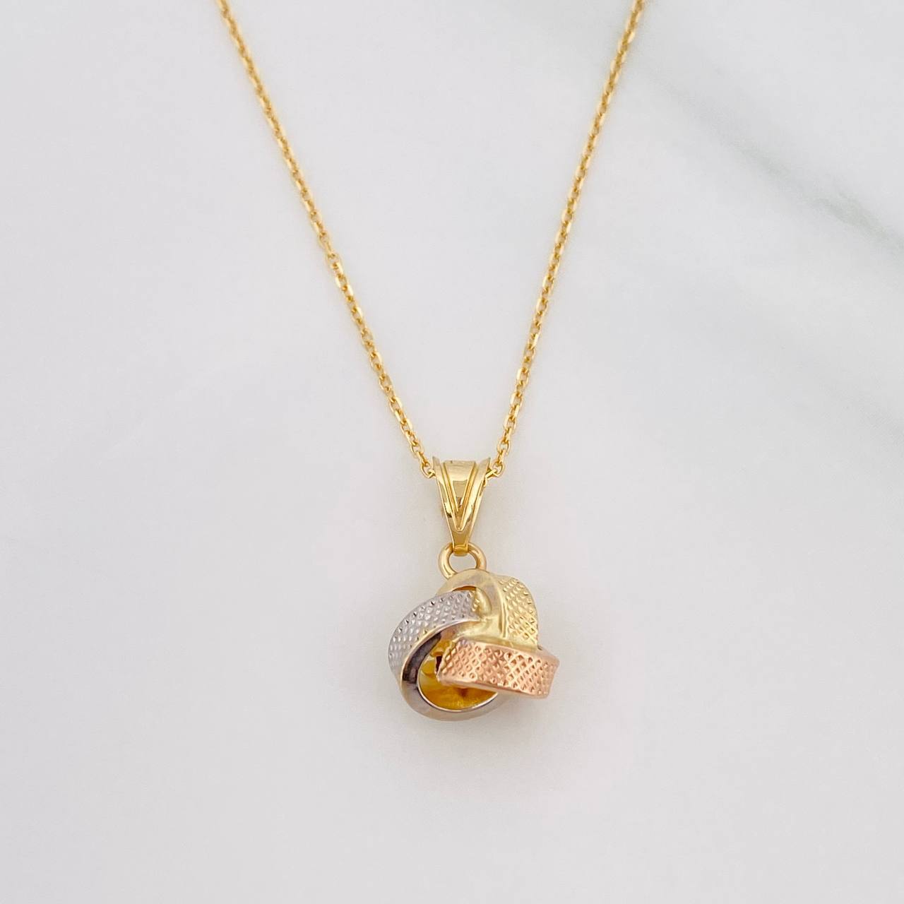 Classic Link Chain + Knot Pendant / 1.75g / 17 3/4 in Three Golds 18K