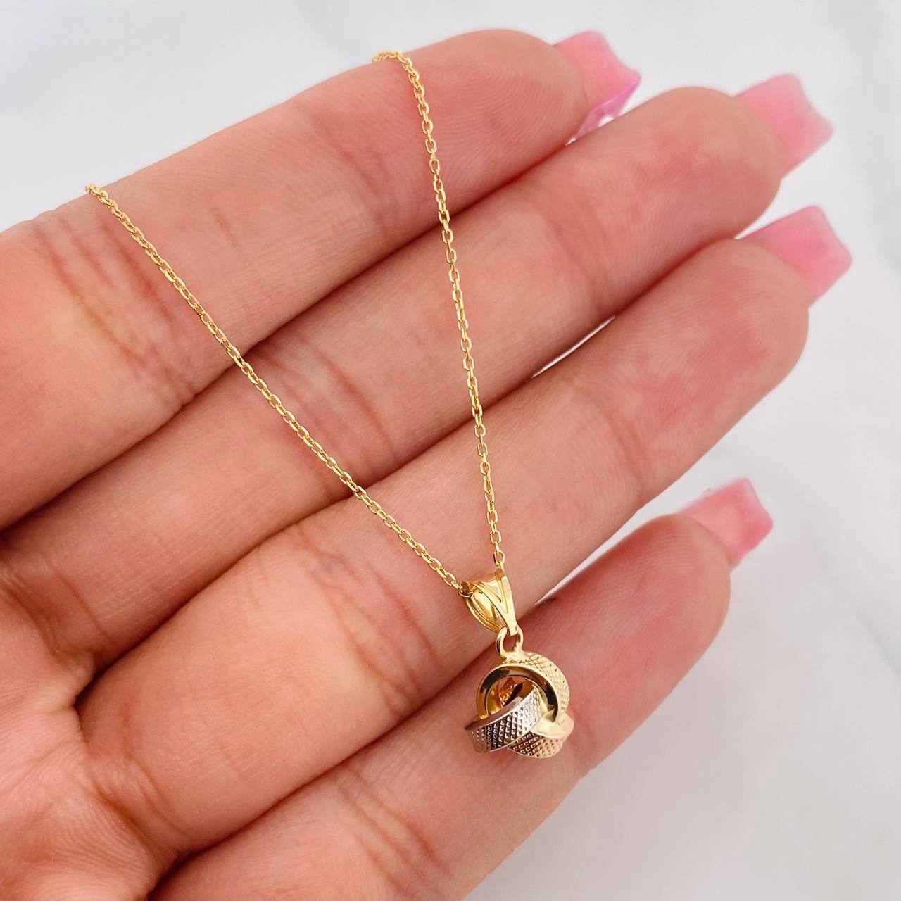 Classic Link Chain + Knot Pendant / 1.75g / 17 3/4 in Three Golds 18K