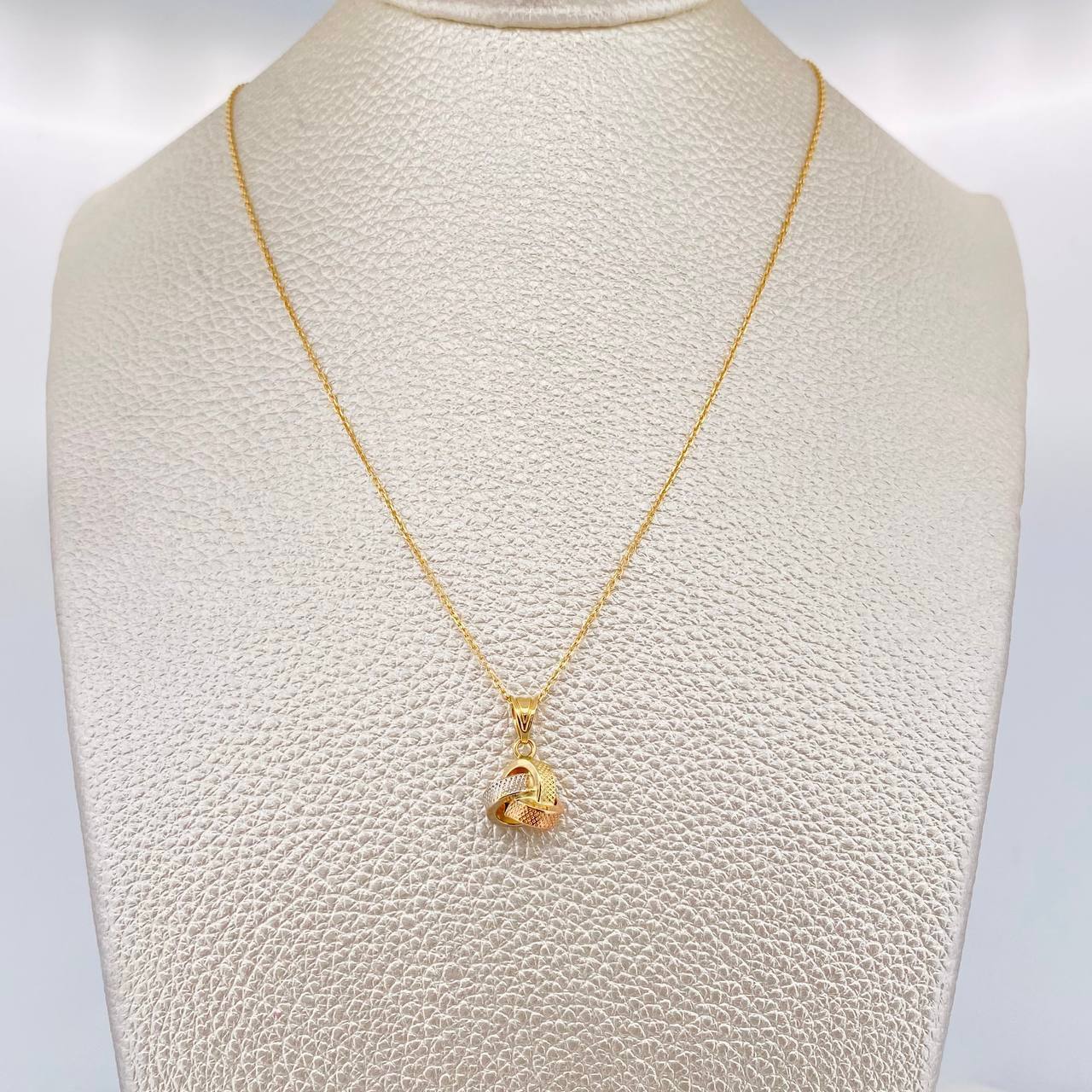 Classic Link Chain + Knot Pendant / 1.75g / 17 3/4 in Three Golds 18K