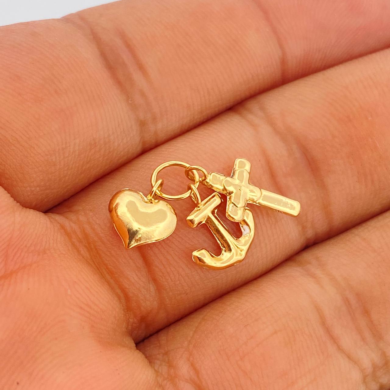 Dije Tres Gracias 0.8gr / 1/2 in / Oro Amarillo 18K %