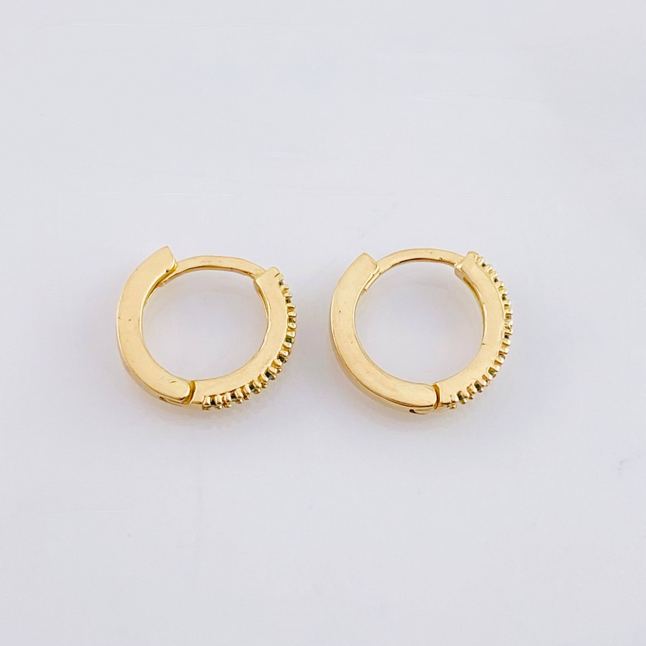 Candongas Carril Punteado 1.5gr / 1/2 in / Oro Amarillo 18K