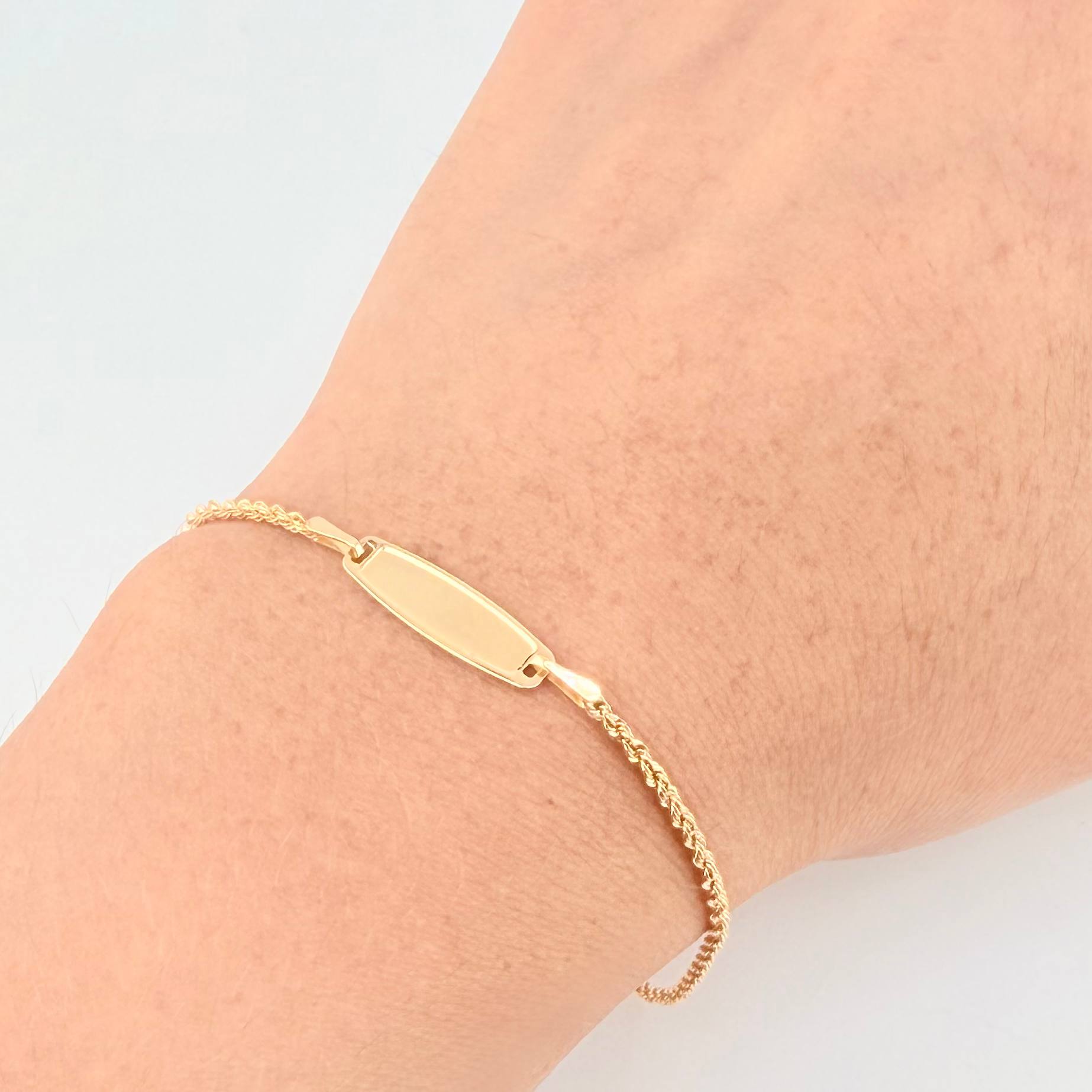 Rope Bracelet with Oval Plate 1.1g / 7 in / 1.6mm Yellow Gold 18K