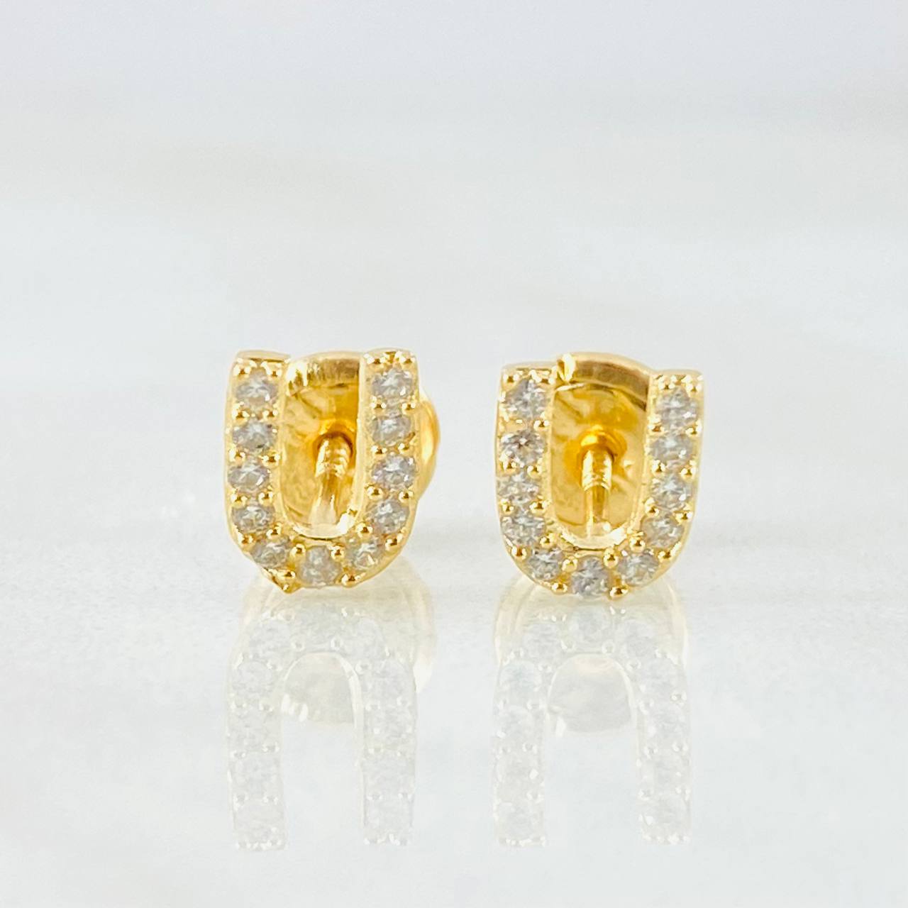 Stud Earrings Letter U 0.8gr / 18K Yellow Gold
