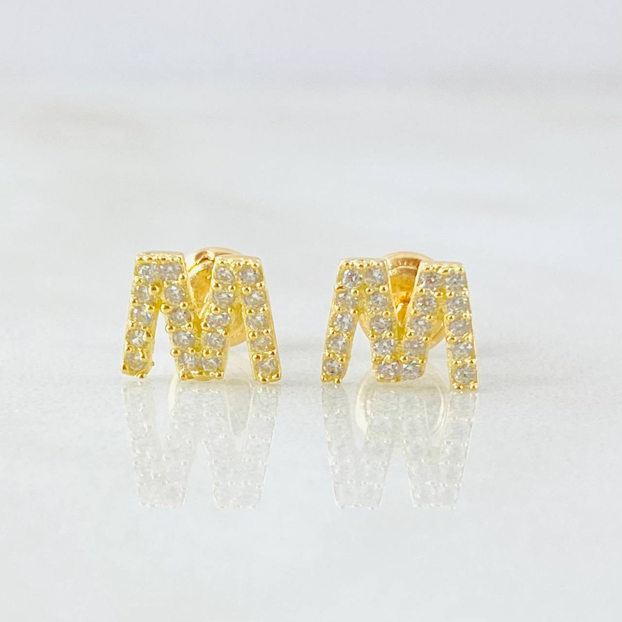 Stud Earrings Letter M 1.35gr / 18K Yellow Gold ©