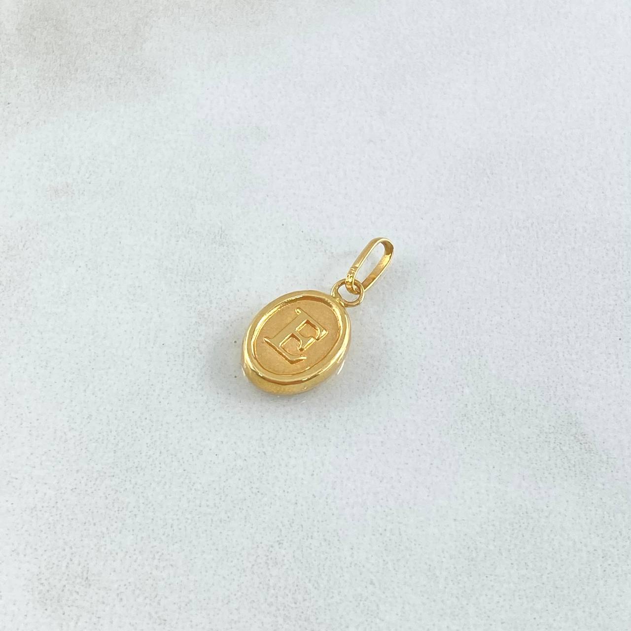 Pendant Letter E 0.55gr / 1.7cm / Smooth Oval Yellow Gold 18K
