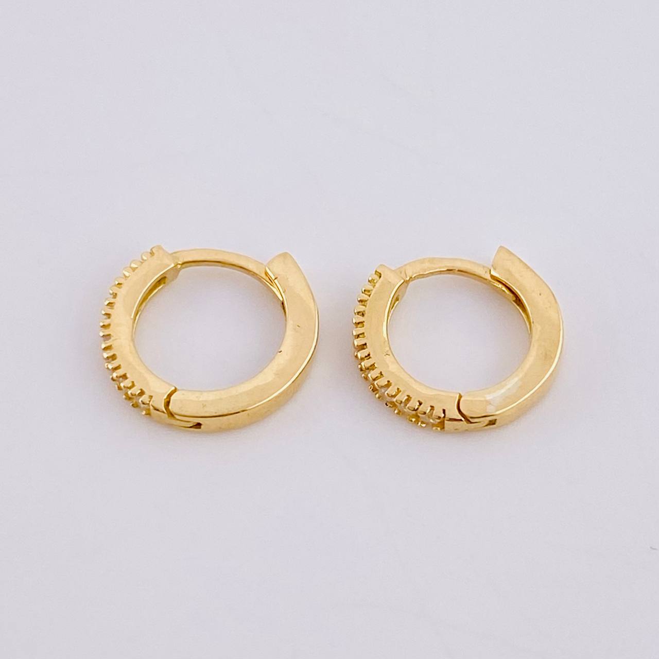 Candongas Carril Punteado 1.4gr / 1/2 in / Oro Amarillo 18K ©