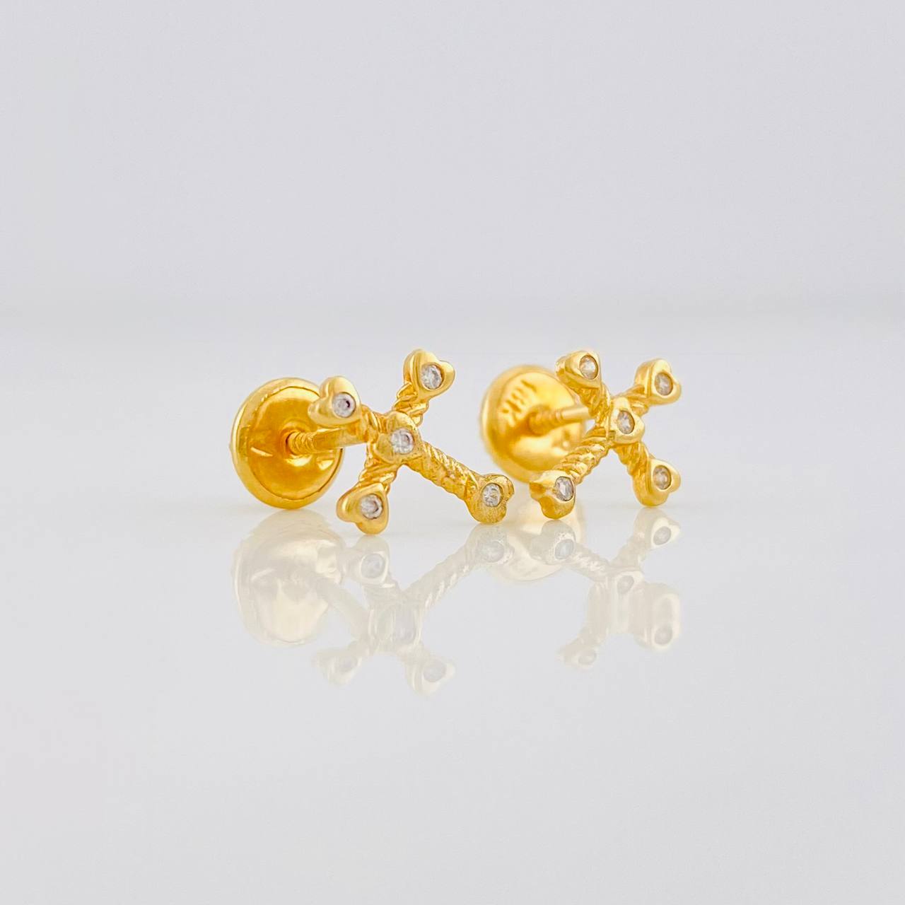 Topos Cruz Corazones 0.8g / in / 9.3mm Oro Amarillo 18K