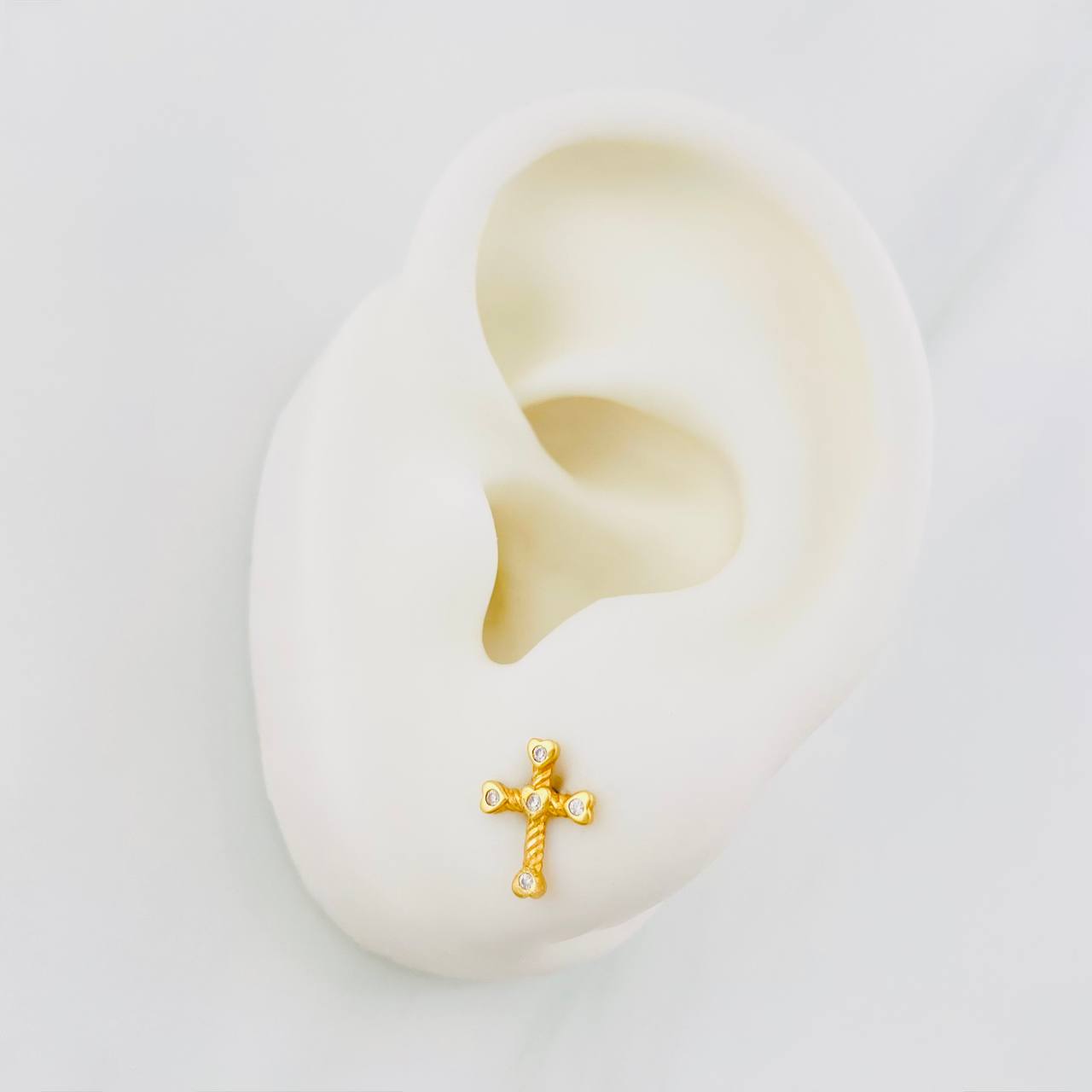 Topos Cruz Corazones 0.8g / in / 9.3mm Oro Amarillo 18K