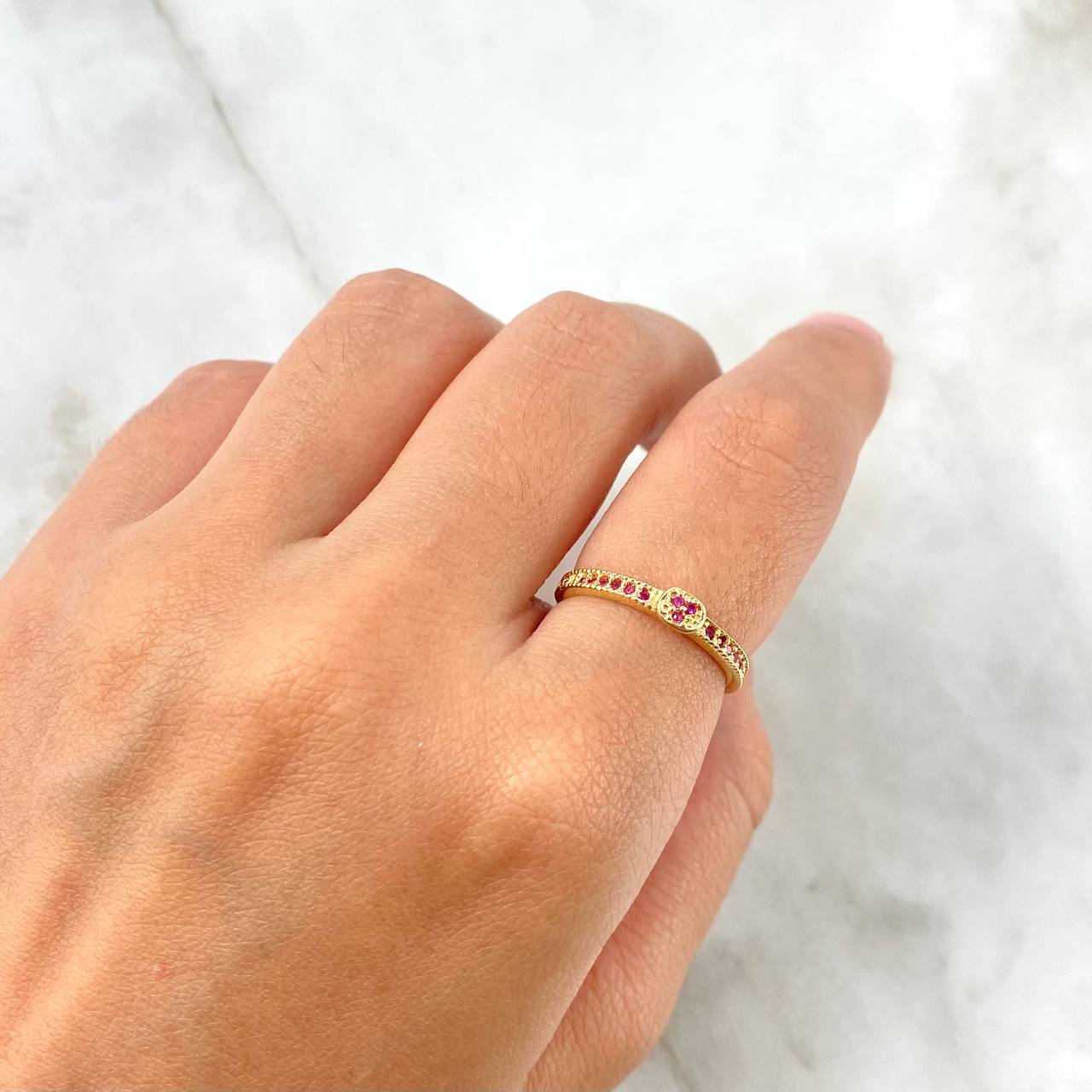 Churumbela Ring Circle 1.95gr / Size 5 3/4 / Fuchsia Zircons Yellow Gold