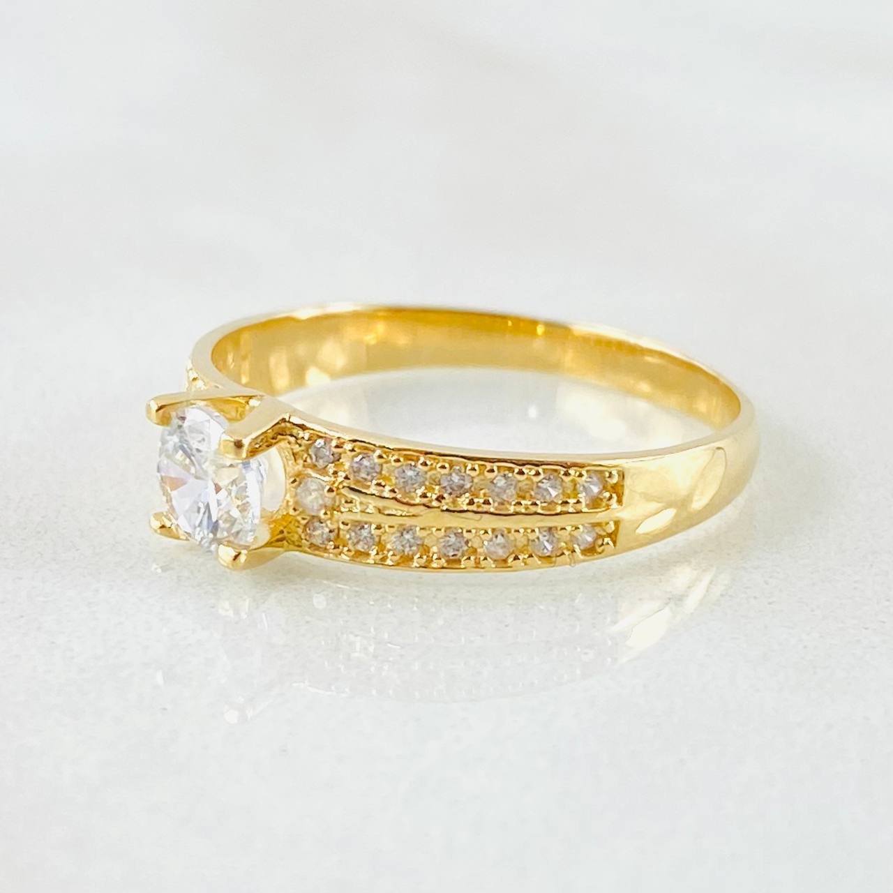 Anillo Solitario Doble Carril 2.5gr / T6 1/4 / Oro Amarillo 18K ©