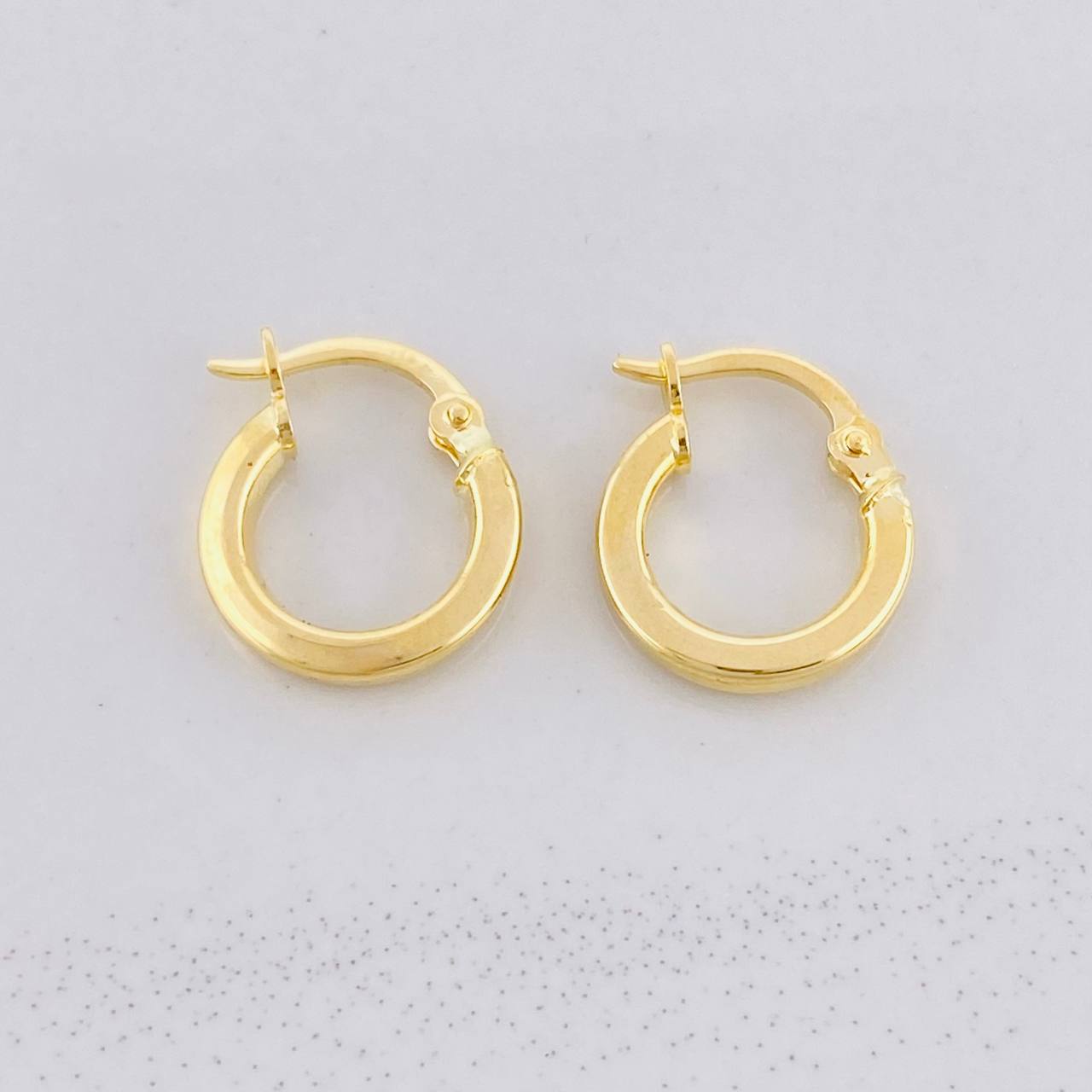 Plain Hoop Earrings 1.05g / 1/2 in 18K Yellow Gold
