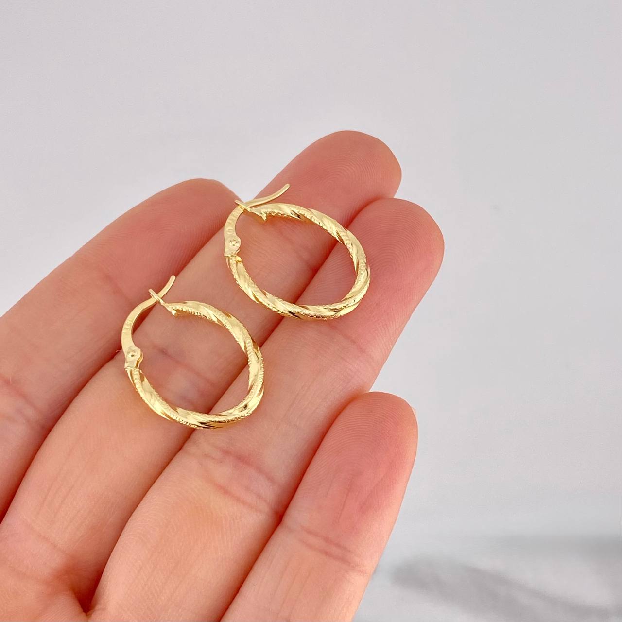 Mary Oval Hoop Earrings 1.35g / 3/4 in 18K Yellow Gold