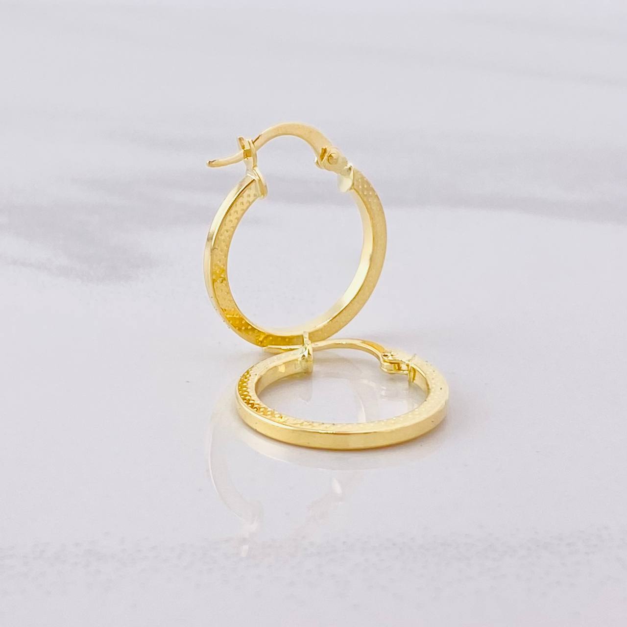 Dotted Hoop Earrings 1.4g / 3/4 in 18K Yellow Gold