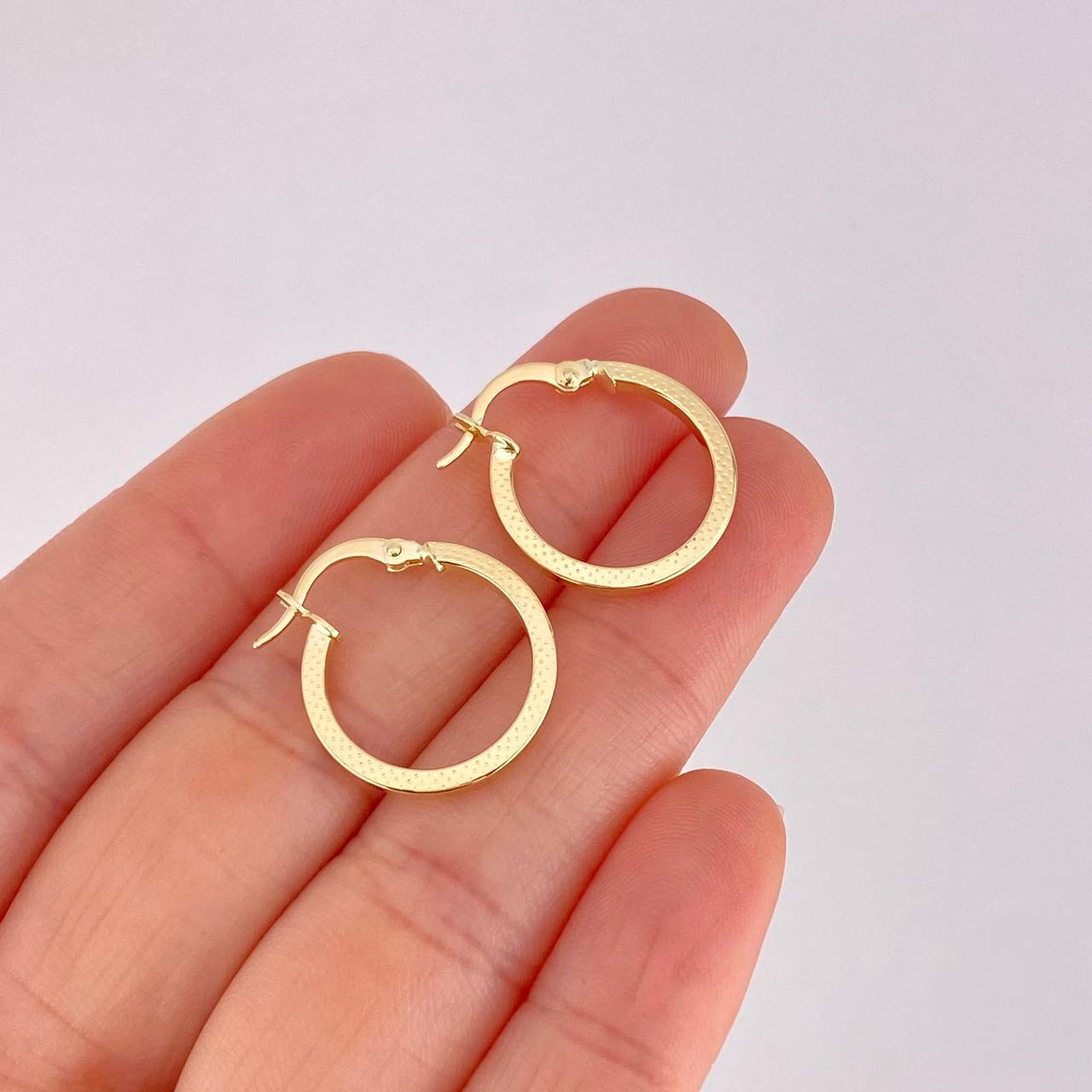 Candongas Punteadas 1.45g / 3/4 in Oro Amarillo 18K