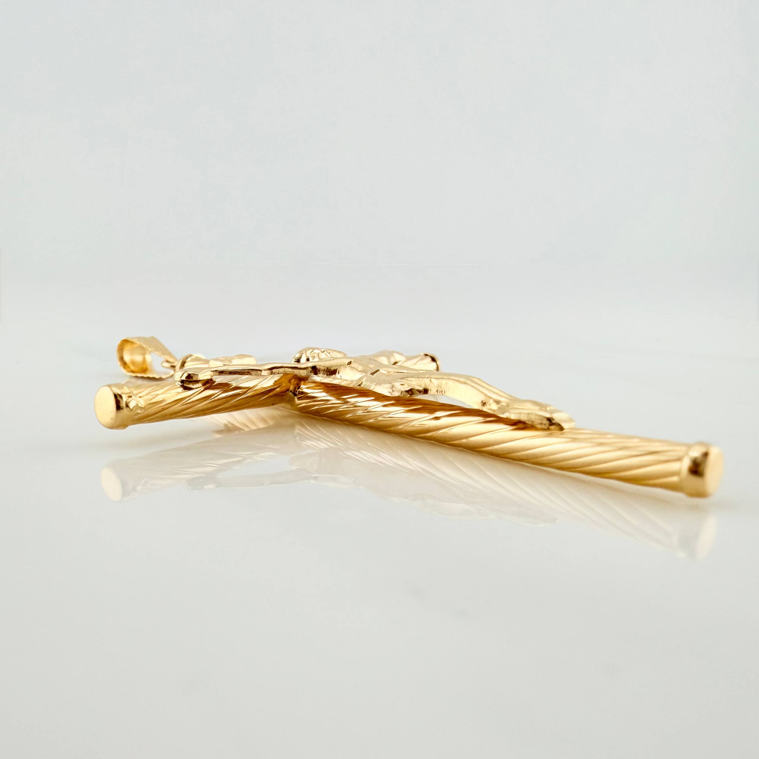 Pendant Cross Christ 1.85 g / 2 1/4 in 18K Yellow Gold