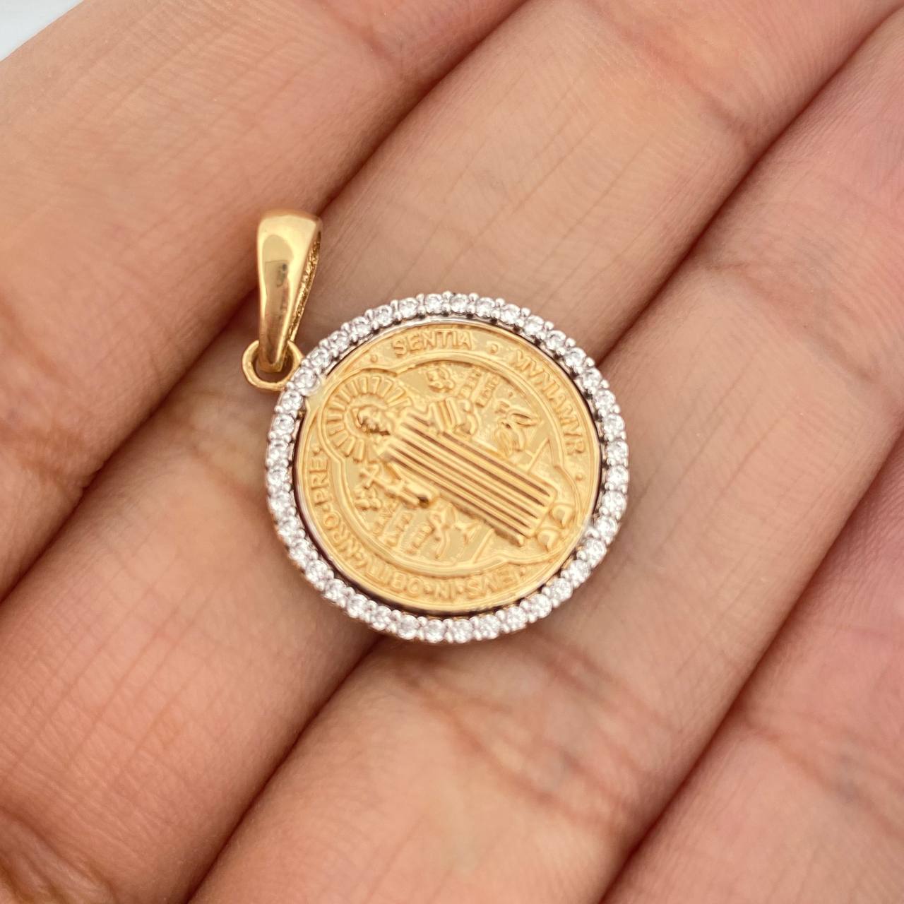 Dije San Benito 2.65gr / 1 in / Dos Oros Amarillo Blanco 18K %